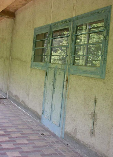 Galerie de cure nord dite "froide" : détail d'une porte et d'une fenêtre. © Région Bourgogne-Franche-Comté, Inventaire du patrimoine