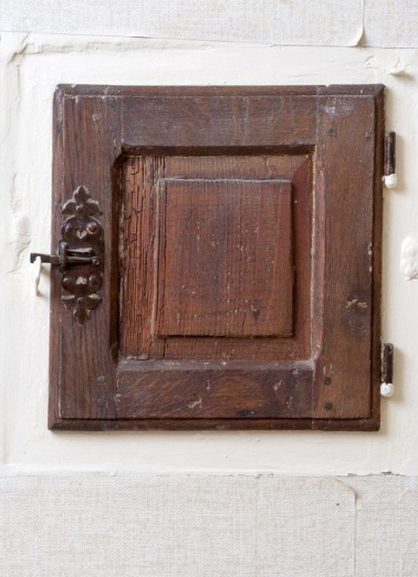 Corps de bâtiment principal : petite porte d'un placard mural du vestibule (mur nord). © Région Bourgogne-Franche-Comté, Inventaire du patrimoine