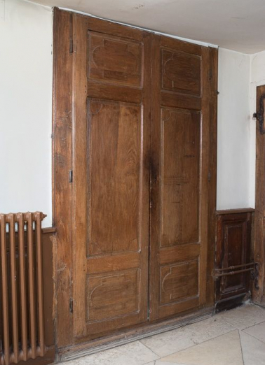 Corps de bâtiment principal : deuxième pièce latérale gauche, devenue sacristie (portes de placard mural). © Région Bourgogne-Franche-Comté, Inventaire du patrimoine