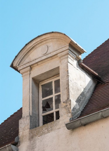 Corps de bâtiment principal : lucarne (élévation latérale ouest). © Région Bourgogne-Franche-Comté, Inventaire du patrimoine