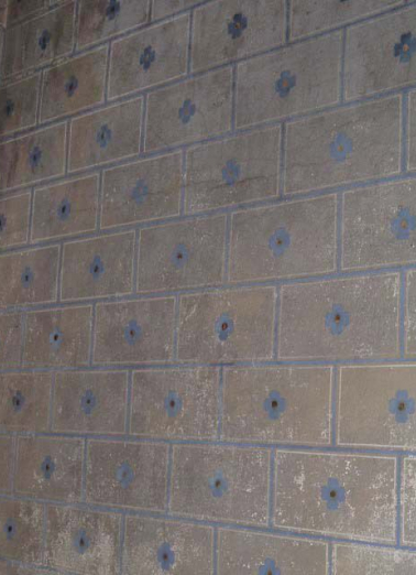 Vue de détail de la peinture murale de l'oratoire (décor polychrome faux joints et fleurette). © Région Bourgogne-Franche-Comté, Inventaire du patrimoine