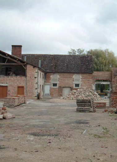 Vue générale de bâtiments secondaires en brique, cour arrière de l'ancien hôtel-Dieu (communs et ancienne salle des contagieux ?) © Région Bourgogne-Franche-Comté, Inventaire du patrimoine