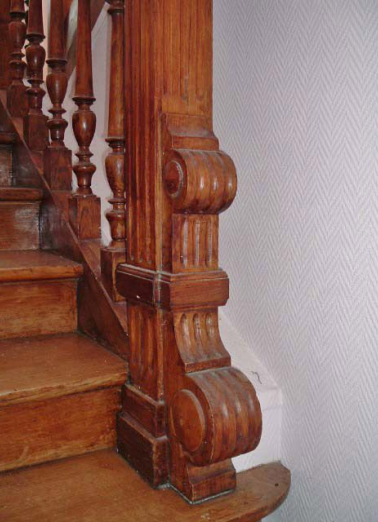 Vue de détail du départ de l'escalier d'origine, décor de volutes et cannelures, balustres en bois tourné. © Région Bourgogne-Franche-Comté, Inventaire du patrimoine