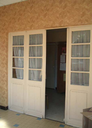 Vue intérieure, détail, porte vitrée à panneaux pleins et petits bois. © Région Bourgogne-Franche-Comté, Inventaire du patrimoine