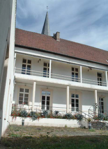 Bâtiment ancien Caristie (vers 1752), façade postérieure sur le jardin (remaniée) et galerie de liaison contemporaine. © Région Bourgogne-Franche-Comté, Inventaire du patrimoine