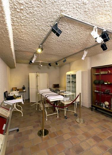 Bâtiment "des salles bourgeoises", 2e étage : reconstitution de la salle d'opérations. © Région Bourgogne-Franche-Comté, Inventaire du patrimoine