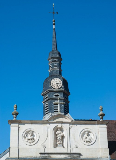 Façade sur rue : détail (clocher et attique de l'ancienne salle des hommes devenue chapelle). © Région Bourgogne-Franche-Comté, Inventaire du patrimoine