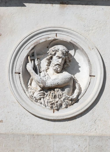 Façade sur rue : détail (haut-relief : saint Jean-Baptiste). © Région Bourgogne-Franche-Comté, Inventaire du patrimoine