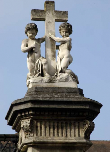 Portail : groupe sculpté du pilier gauche. © Région Bourgogne-Franche-Comté, Inventaire du patrimoine