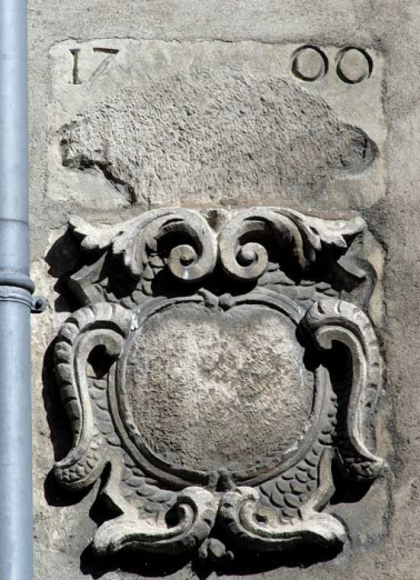 Cartouche remployé sur l'élévation est du corps de bâtiment en retour d'équerre sur la chapelle. © Région Bourgogne-Franche-Comté, Inventaire du patrimoine