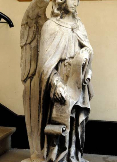 Statue d'ange ornant autrefois la façade. © Région Bourgogne-Franche-Comté, Inventaire du patrimoine