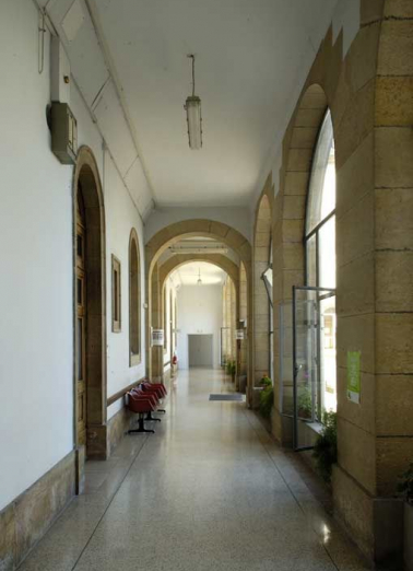 Galerie donnant sur la cour antérieure. © Région Bourgogne-Franche-Comté, Inventaire du patrimoine