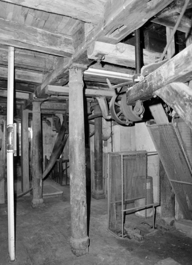 Rez-de-chaussée. Arbre de transmission et poulies. © Région Bourgogne-Franche-Comté, Inventaire du patrimoine