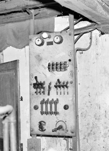 Rez-de-chaussée. Tableau électrique. © Région Bourgogne-Franche-Comté, Inventaire du patrimoine