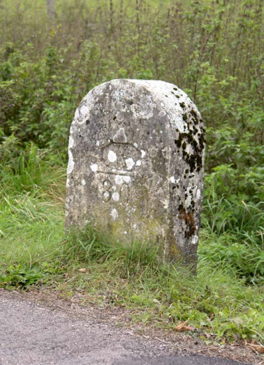 Borne vue de trois-quarts droit. © Région Bourgogne-Franche-Comté, Inventaire du patrimoine