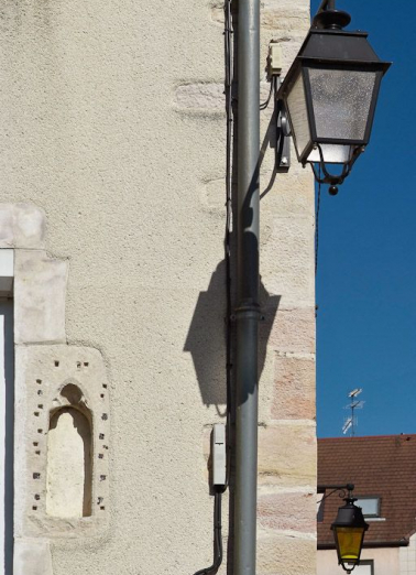 Façade ouest : détail de la petite niche trilobée en remploi. © Région Bourgogne-Franche-Comté, Inventaire du patrimoine