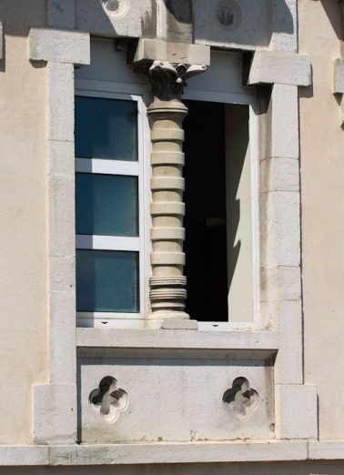 Ancien bâtiment des vieillards, travée centrale : fenêtre de l'étage. © Région Bourgogne-Franche-Comté, Inventaire du patrimoine