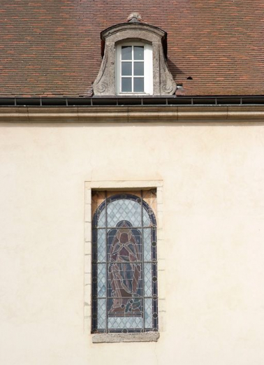 Façade postérieure du bâtiment principal : détail de la fenêtre de la chapelle et d'une lucarne. © Région Bourgogne-Franche-Comté, Inventaire du patrimoine