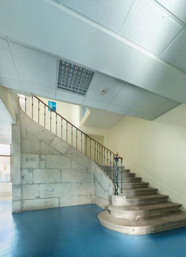 Escalier du vestibule à gauche de la chapelle. © Région Bourgogne-Franche-Comté, Inventaire du patrimoine