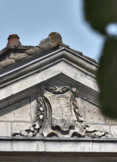 Façade de la pharmacie, détail : armoiries de la ville de Chalon. © Région Bourgogne-Franche-Comté, Inventaire du patrimoine