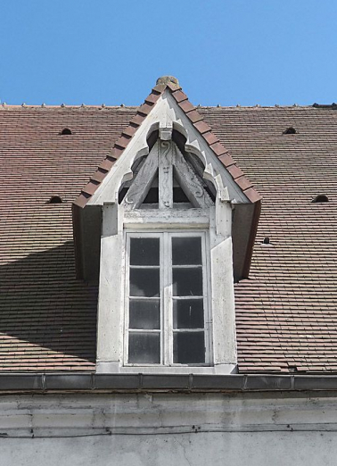 Corps de logis du 16e siècle : lucarne. © Région Bourgogne-Franche-Comté, Inventaire du patrimoine
