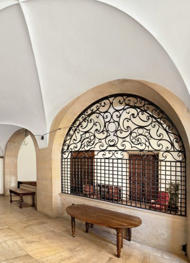 Salle à gauche de l'entrée. © Région Bourgogne-Franche-Comté, Inventaire du patrimoine