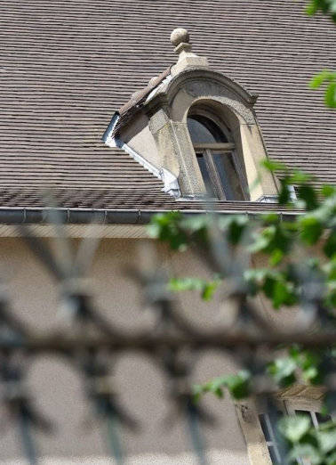 Façade sur cour de l'aile gauche : lucarne. © Région Bourgogne-Franche-Comté, Inventaire du patrimoine