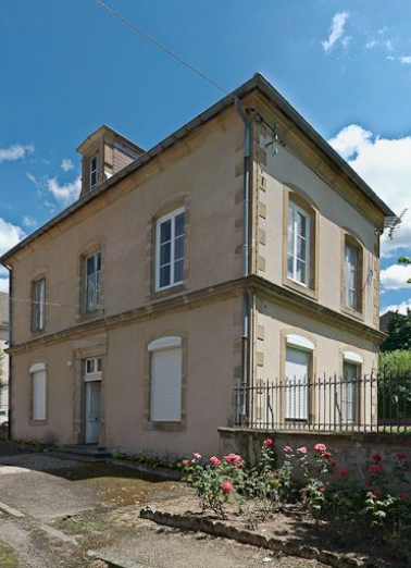 Bâtiment bordant l'allée de la chapelle à droite. © Région Bourgogne-Franche-Comté, Inventaire du patrimoine