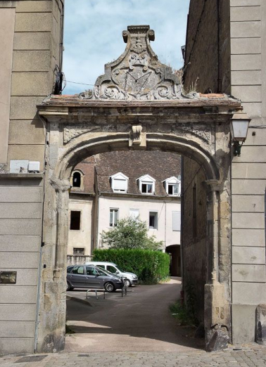 Portail menant à l'ancien couvent des soeurs. © Région Bourgogne-Franche-Comté, Inventaire du patrimoine