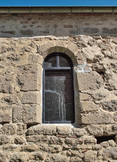 Chapelle : première fenêtre gauche du mur de long-pan sur cour. © Région Bourgogne-Franche-Comté, Inventaire du patrimoine