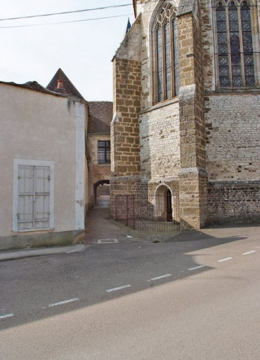 Passage sous le corps de bâtiment reliant l'église et l'ancien hôpital. © Région Bourgogne-Franche-Comté, Inventaire du patrimoine