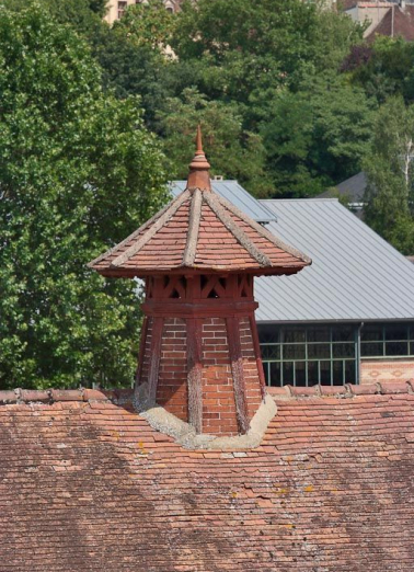 Bâtiment à gauche de l'entrée de la cour : détail de la souche de cheminée de ventilation. © Région Bourgogne-Franche-Comté, Inventaire du patrimoine