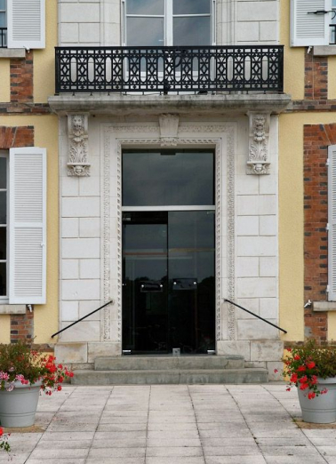 Porte d'entrée du bâtiment principal. © Région Bourgogne-Franche-Comté, Inventaire du patrimoine