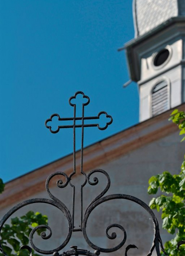 Croix de la grille du portail d'entrée. © Région Bourgogne-Franche-Comté, Inventaire du patrimoine