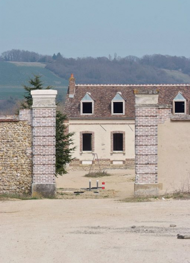 Portail et logis au fond de la cour. © Région Bourgogne-Franche-Comté, Inventaire du patrimoine