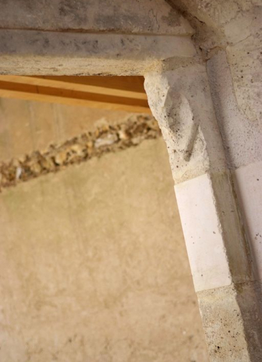 Détail du coussinet de l'ouverture dans le mur sud de la chapelle. © Région Bourgogne-Franche-Comté, Inventaire du patrimoine