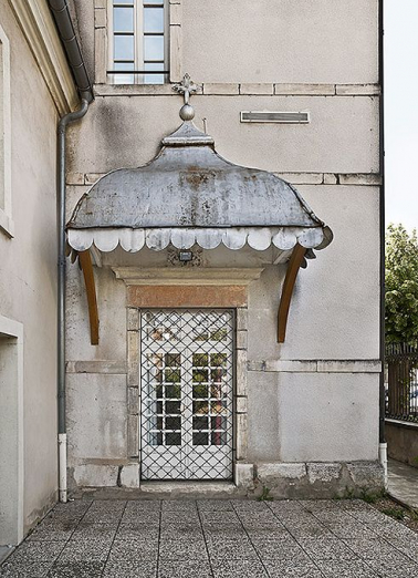 Cour d'angle sur rue : porte sous auvent. © Région Bourgogne-Franche-Comté, Inventaire du patrimoine