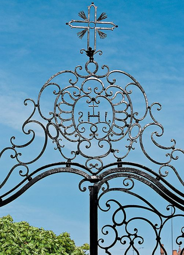 Cour d'angle sur rue : détail du couronnement du portail en fer forgé. © Région Bourgogne-Franche-Comté, Inventaire du patrimoine