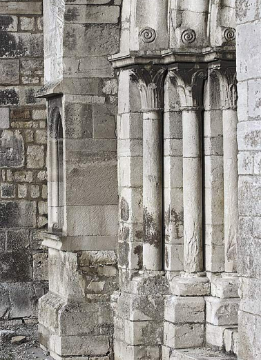 Détail des colonnettes du portail. © Région Bourgogne-Franche-Comté, Inventaire du patrimoine