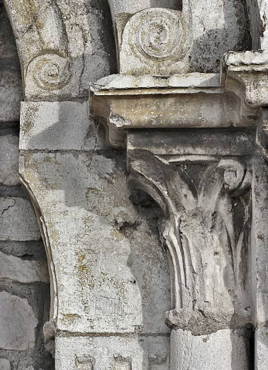 Détail des colonnettes du portail. © Région Bourgogne-Franche-Comté, Inventaire du patrimoine