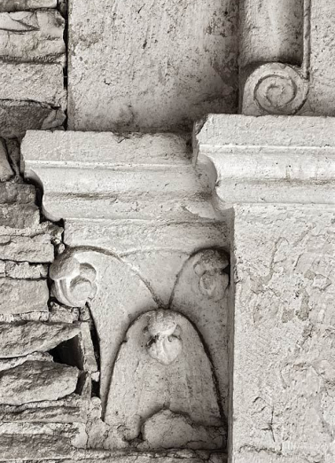 Ancienne chapelle : vue de la pièce médiane ; détail d'un corbeau sculpté. © Région Bourgogne-Franche-Comté, Inventaire du patrimoine