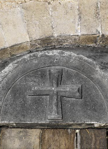 Porterie : détail de la porte donnant sur la rue : croix de Malte. © Région Bourgogne-Franche-Comté, Inventaire du patrimoine