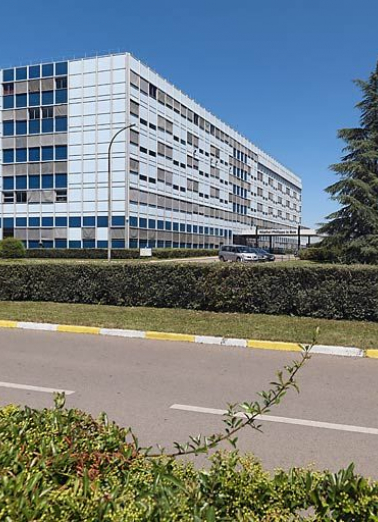 Bâtiment principal, vue d'ensemble de trois-quarts. © Région Bourgogne-Franche-Comté, Inventaire du patrimoine
