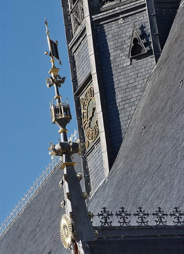 Toit du grand bâtiment sur rue, détail : pinacle de lucarne et base du clocher. © Région Bourgogne-Franche-Comté, Inventaire du patrimoine