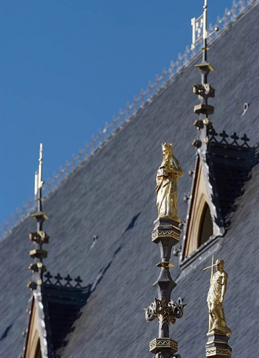 Toit du grand bâtiment sur rue, détail des ornements. © Région Bourgogne-Franche-Comté, Inventaire du patrimoine