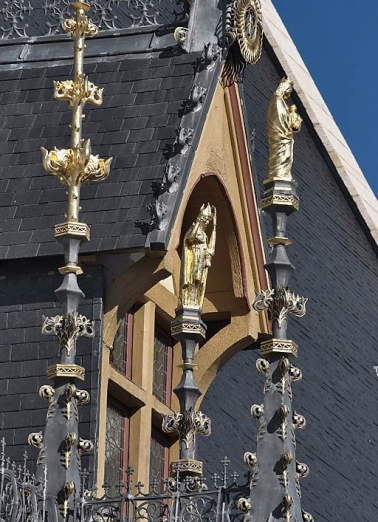Toit du grand bâtiment sur rue, détail des ornements. © Région Bourgogne-Franche-Comté, Inventaire du patrimoine