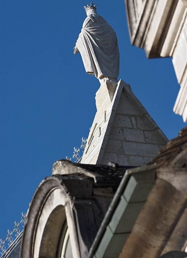 Toit du grand bâtiment sur rue, détail : revers de la statue de la Vierge. © Région Bourgogne-Franche-Comté, Inventaire du patrimoine