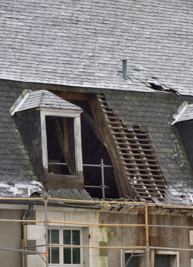 Détail de la couverture : un brisis et une lucarne. © Région Bourgogne-Franche-Comté, Inventaire du patrimoine