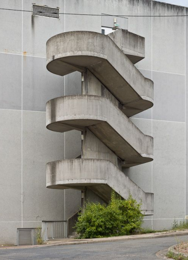 Bâtiment Maternité-Gynécologie (Gérontologie au moment de la prise de vue) : détail de l'escalier extérieur du pignon Sud. © Région Bourgogne-Franche-Comté, Inventaire du patrimoine
