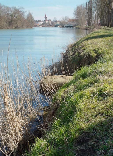 Aqueduc de Maubey, rive gauche de la Seille, vue d'aval, avec Louhans en arrière-plan. © Région Bourgogne-Franche-Comté, Inventaire du patrimoine